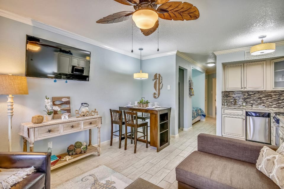 TV and multimedia, Kitchen or kitchenette, Living room, Dining area, furniture