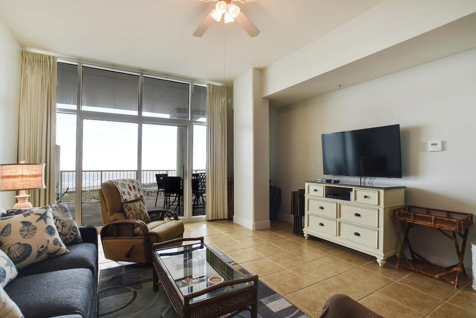TV and multimedia, View (from property/room), Balcony/Terrace, Living room, Seating area, Sea view, furniture