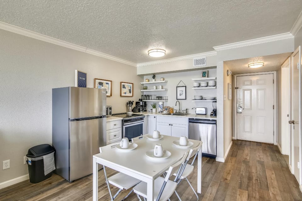 Kitchen or kitchenette, Dining area, dishwasher, oven, stove