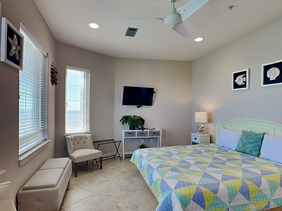 Bed, TV and multimedia, Seating area, Bedroom, furniture