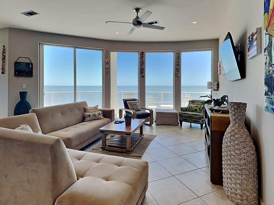 TV and multimedia, View (from property/room), Balcony/Terrace, Living room, Seating area, Sea view, furniture