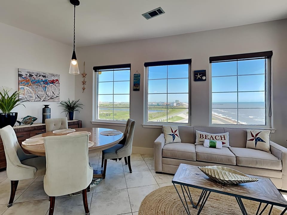 Living room, Seating area, Dining area, City view, Sea view, furniture