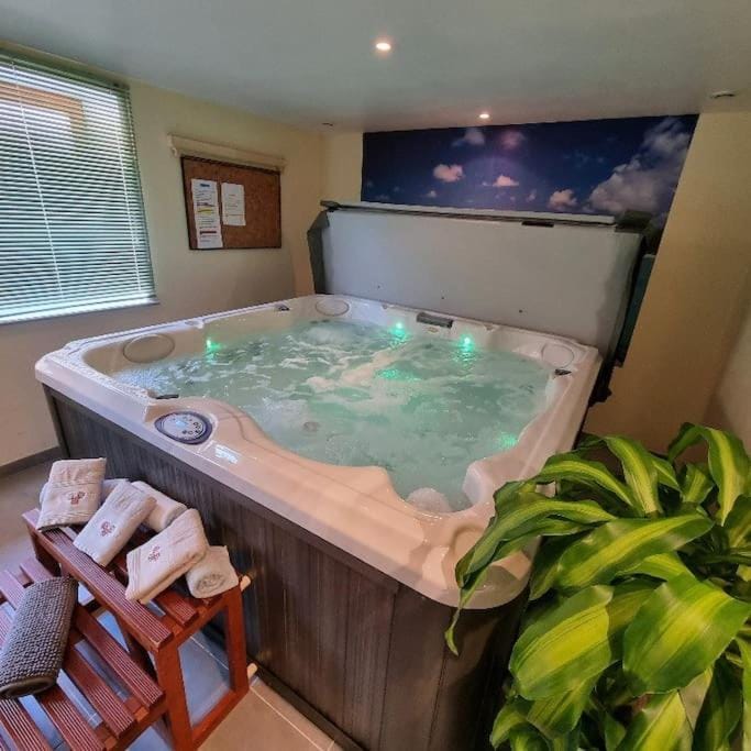 Hot Tub, Spa and wellness centre/facilities
