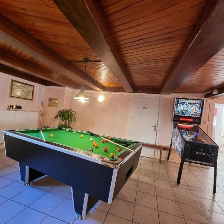 Billiard, Game Room