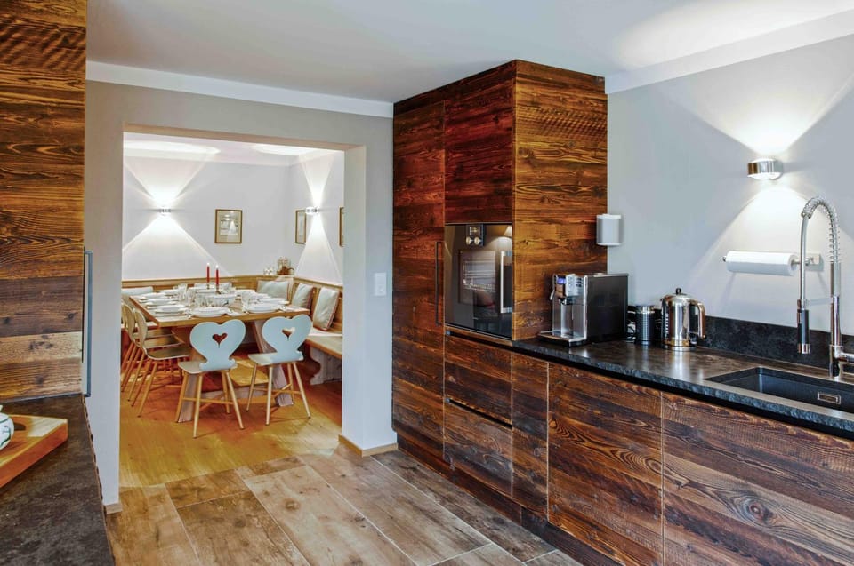 Coffee/tea facilities, Kitchen or kitchenette, Dining area