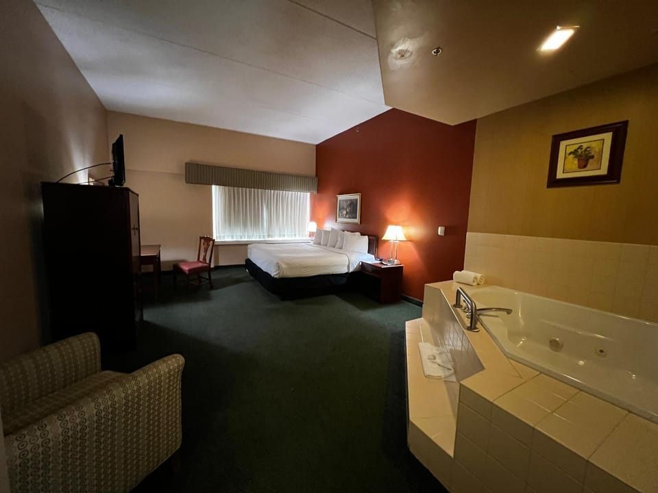 Bed, Hot Tub, Living room, Photo of the whole room, Bedroom, towels