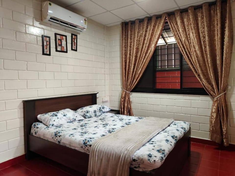 Bed, Photo of the whole room, Bedroom, air conditioner