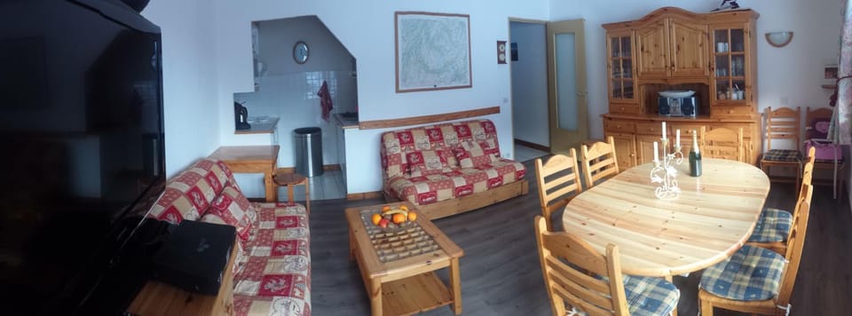 Communal lounge/ TV room, TV and multimedia, Kitchen or kitchenette, Seating area, Dining area