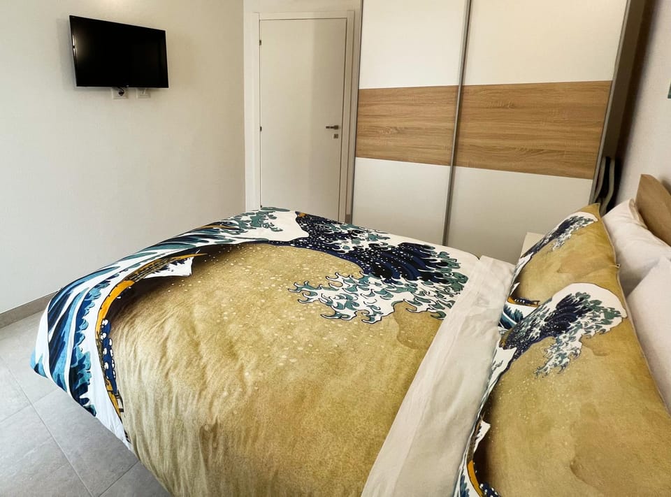 Bed, TV and multimedia, Bedroom