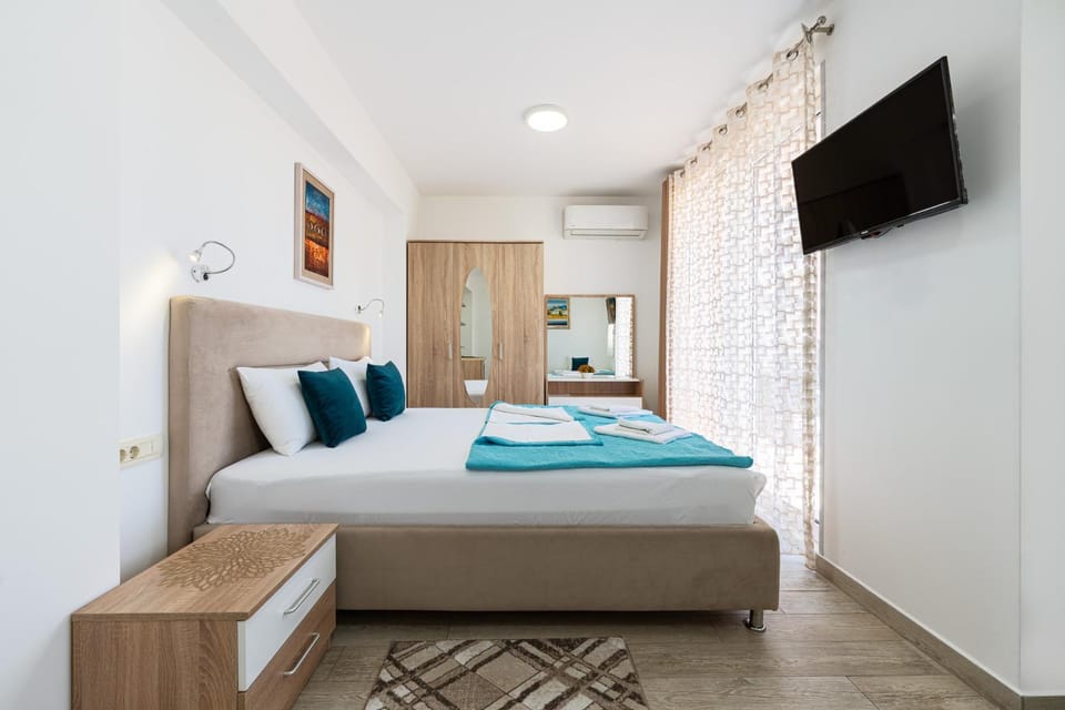 Communal lounge/ TV room, Bed, TV and multimedia, Bedroom, towels, wardrobe