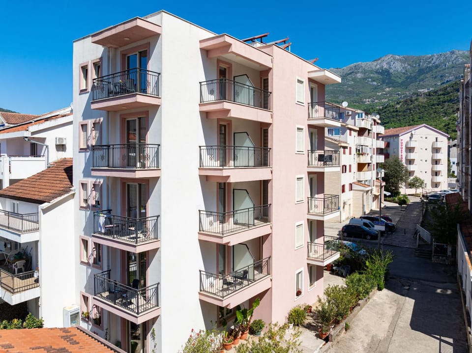 Property building, Spring, Day, Neighbourhood, Natural landscape, City view, Mountain view, Street view, Location, Parking