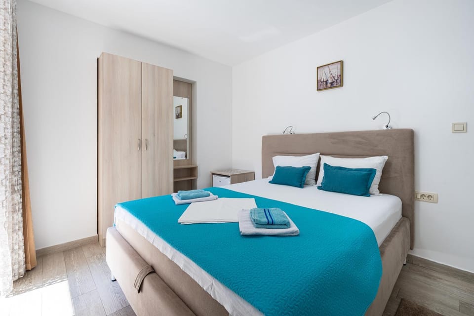 Bed, Photo of the whole room, Bedroom, towels, wardrobe