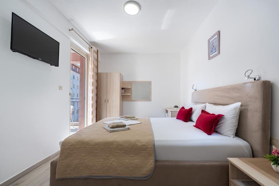 Bed, TV and multimedia, Balcony/Terrace, Bedroom