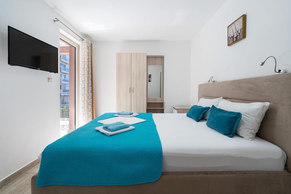 Bed, TV and multimedia, Photo of the whole room, Bedroom, towels