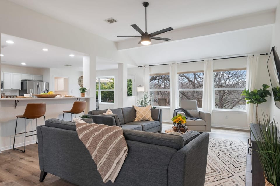 Lake Marble Falls Waterfront, House, Wet Slip, Huge Yard House in Marble Falls