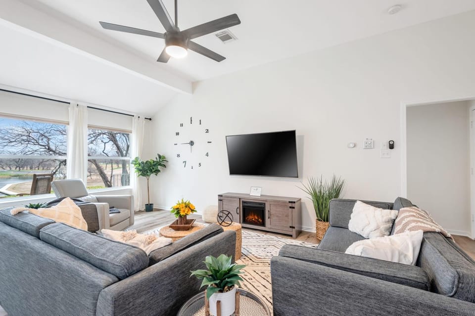 Lake Marble Falls Waterfront, House, Wet Slip, Huge Yard House in Marble Falls