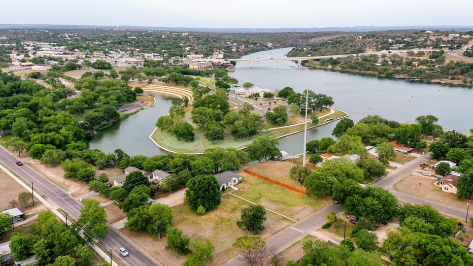 Lake Marble Falls Waterfront, House, Wet Slip, Huge Yard House in Marble Falls