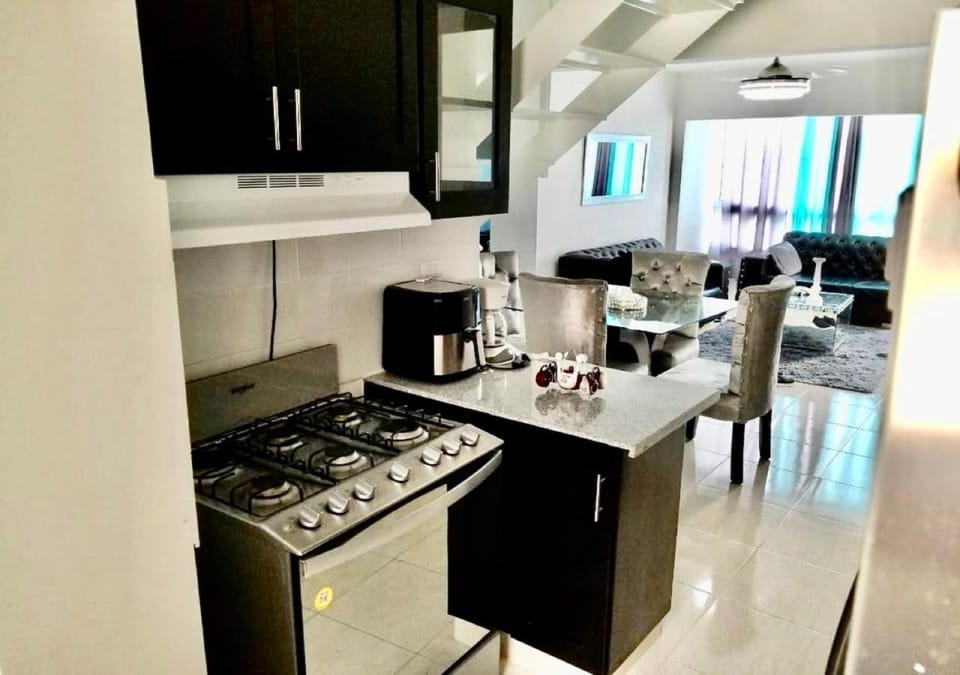 Acogedor apartment , seguridad las 24 horas , Cibao International Airport 8 minutos, Centro de Santiago 10 Minutos , Tamboril la capital mundial del cigarro 10 minutos Apartment in Santiago de los Caballeros