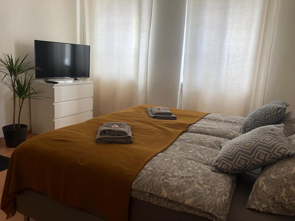 Communal lounge/ TV room, Bed, TV and multimedia, Photo of the whole room, Bedroom