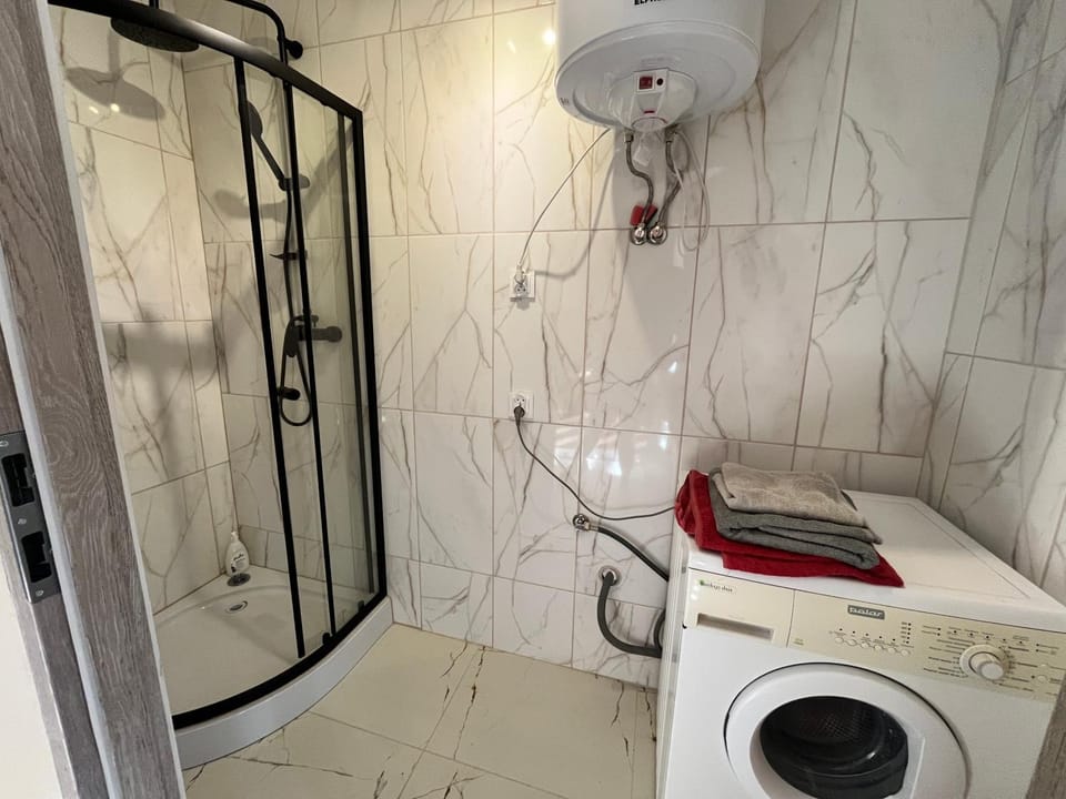 Shower, Bathroom, towels, washing machine