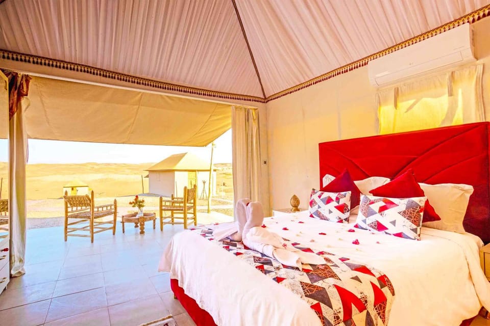 Bed, Living room, Photo of the whole room, Bedroom, towels