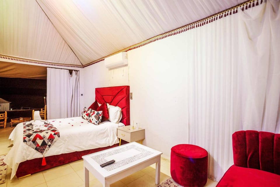 Bed, Living room, Photo of the whole room, Bedroom