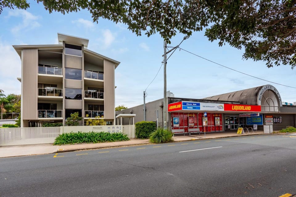 Property building, Nearby landmark, Facade/entrance, Neighbourhood, Street view, Shopping Area