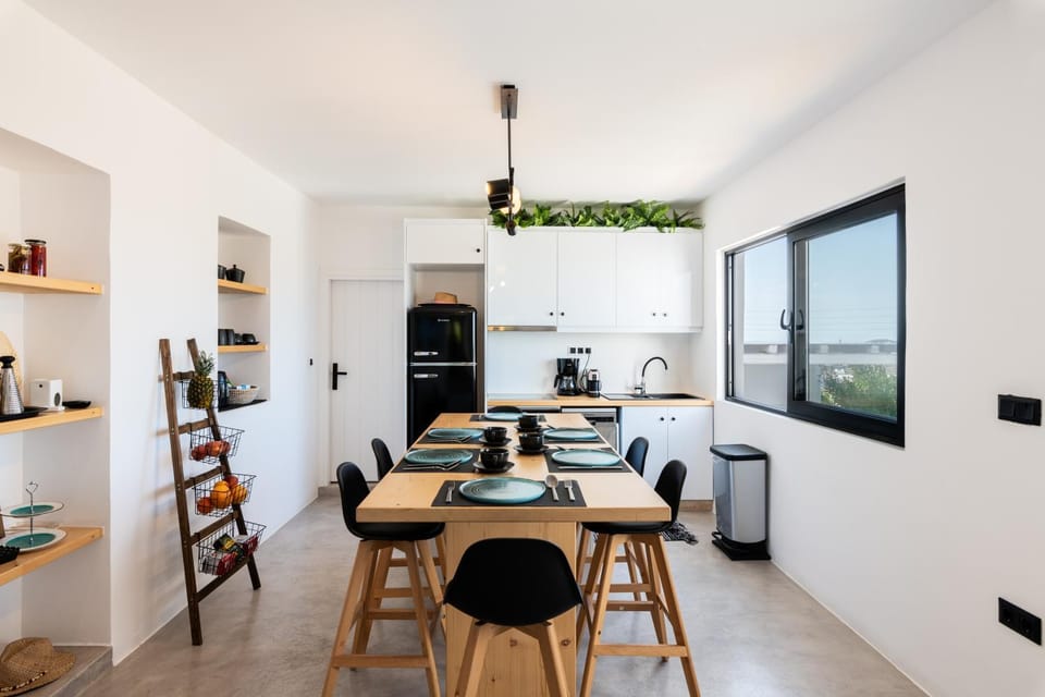 Kitchen or kitchenette, Seating area, Dining area