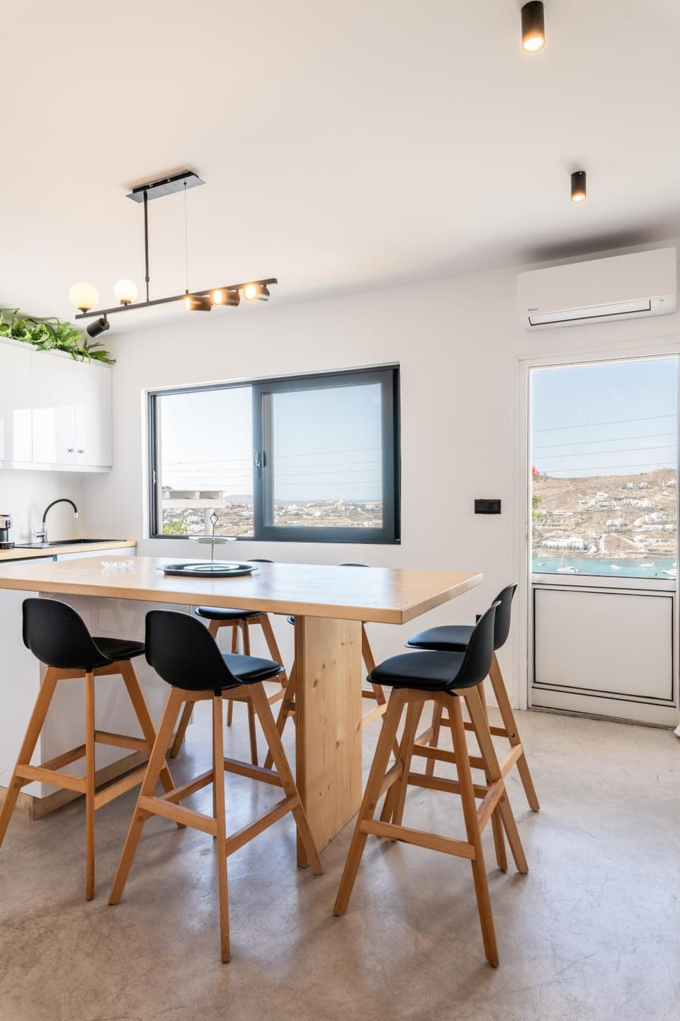 Kitchen or kitchenette, Seating area, Dining area