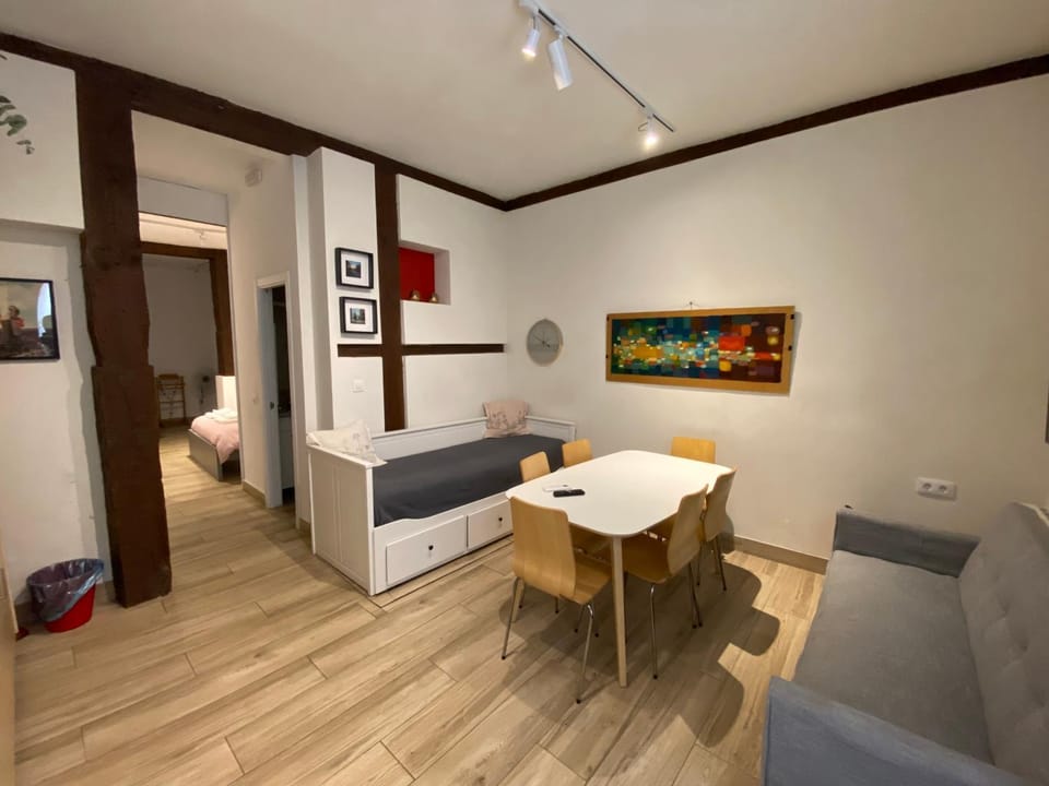 Bed, TV and multimedia, Photo of the whole room, Seating area, Dining area