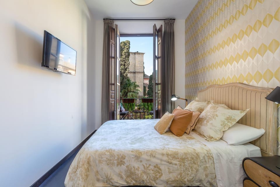 Bed, Photo of the whole room, Bedroom, City view, Street view, internet, air conditioner