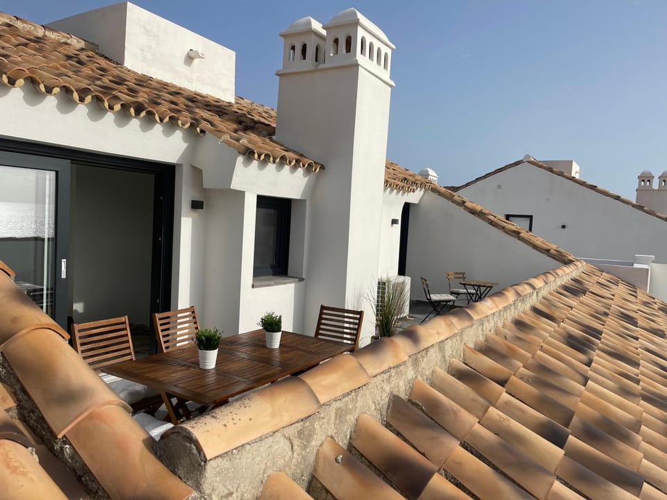 Property building, Patio, Balcony/Terrace