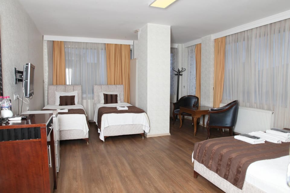 Bed, TV and multimedia, Seating area