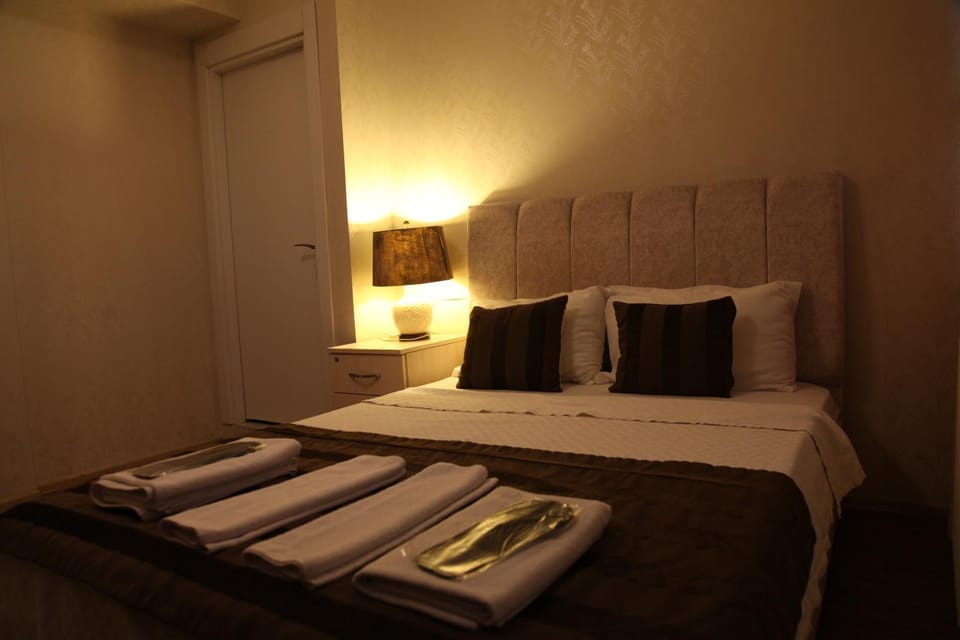 Bed, Bedroom, towels