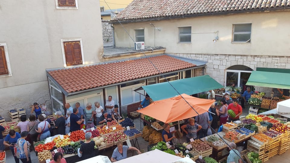 Day, People, On-site shops, View (from property/room), Location