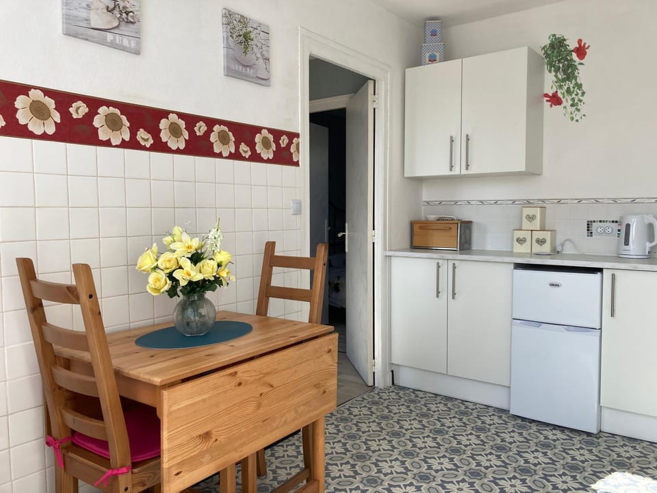 Dining area, kitchen