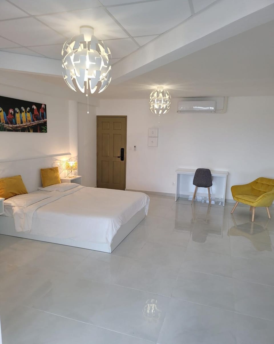Bed, Seating area, air conditioner