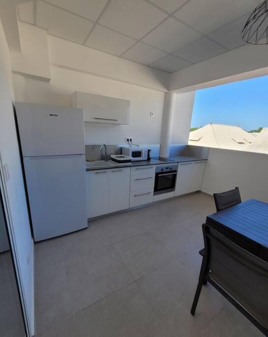 Kitchen or kitchenette, Dining area, oven, stove