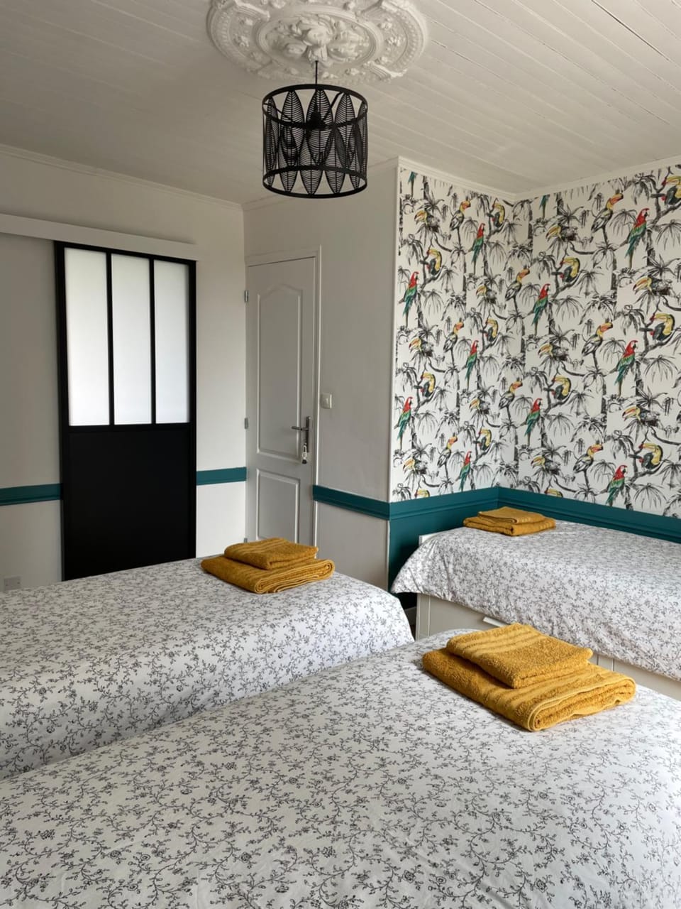 Photo of the whole room, Bedroom