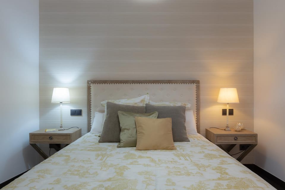 Bed, Photo of the whole room, Bedroom, internet, locker, air conditioner