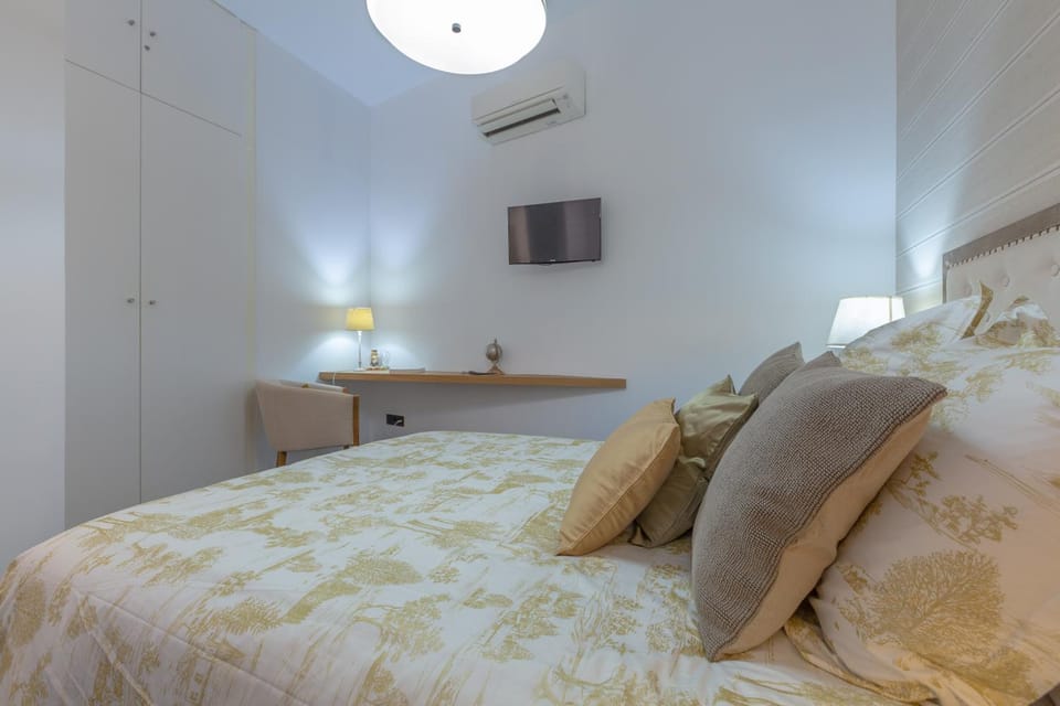 Bed, Photo of the whole room, Seating area, Bedroom, internet, storage, wardrobe, air conditioner
