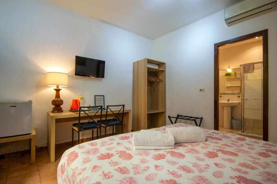 Bed, TV and multimedia, Photo of the whole room, Bedroom