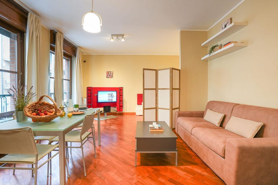 TV and multimedia, Living room, Seating area, Dining area