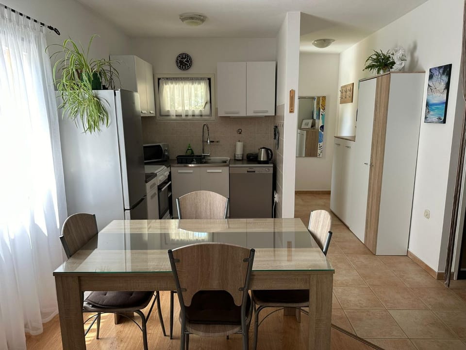 Kitchen or kitchenette, Dining area, dishwasher, oven