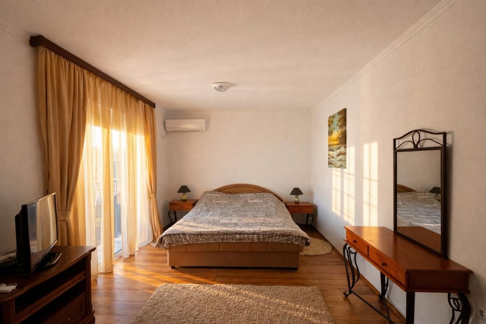 Communal lounge/ TV room, Bed, TV and multimedia, Photo of the whole room, Evening entertainment, Bedroom, hair dresser, air conditioner