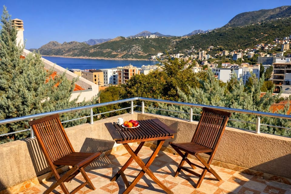 Property building, Patio, Day, Natural landscape, Balcony/Terrace, Seating area, Dining area, Mountain view, Sea view