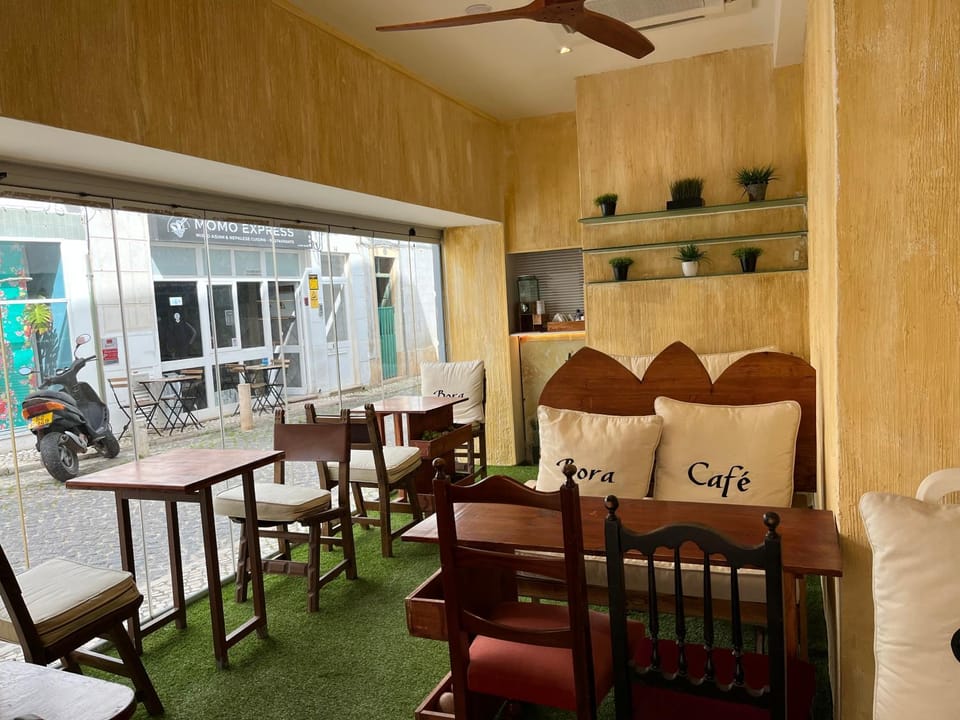 Restaurant/places to eat, Lounge or bar