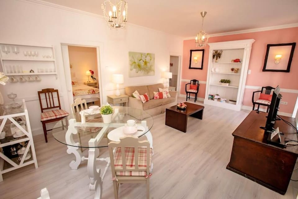 Communal lounge/ TV room, TV and multimedia, Living room, Seating area, Dining area