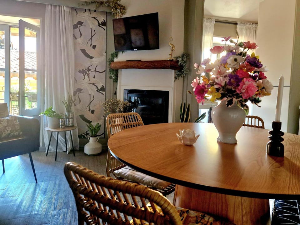 TV and multimedia, Living room, Seating area, Dining area