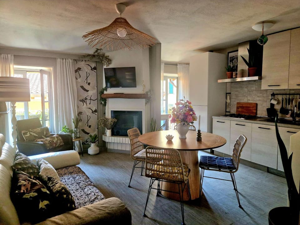 TV and multimedia, Kitchen or kitchenette, Living room, Dining area, fireplace, stove